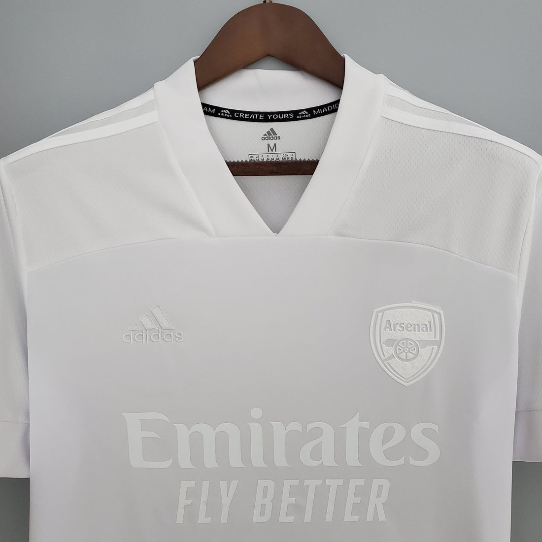 Camiseta blanca del Arsenal temporada 21/22 