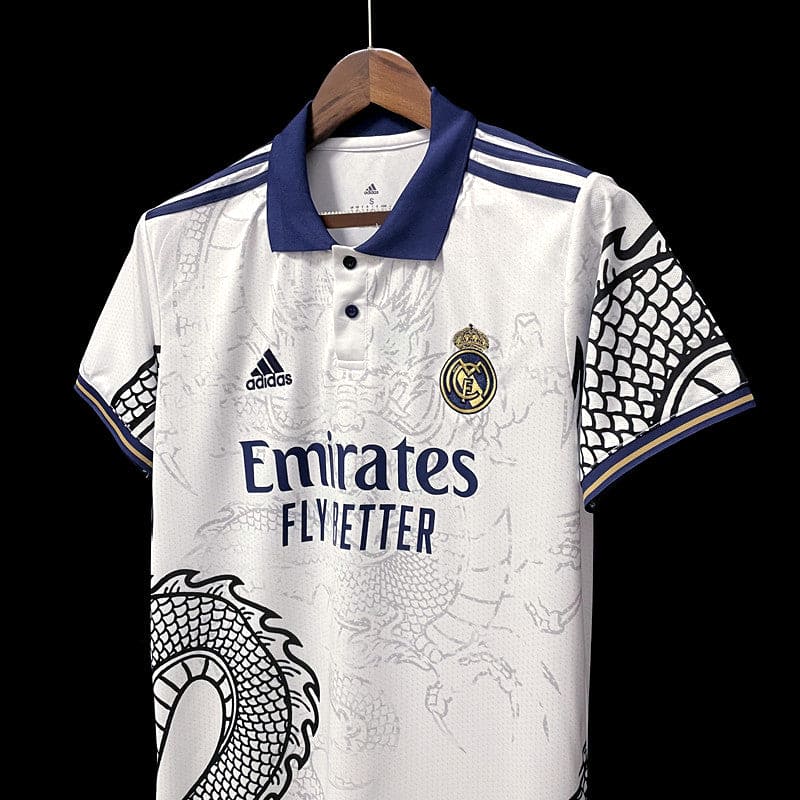 Camiseta del Real Madrid con diseño de dragón (blanca) - The Kit Vault 