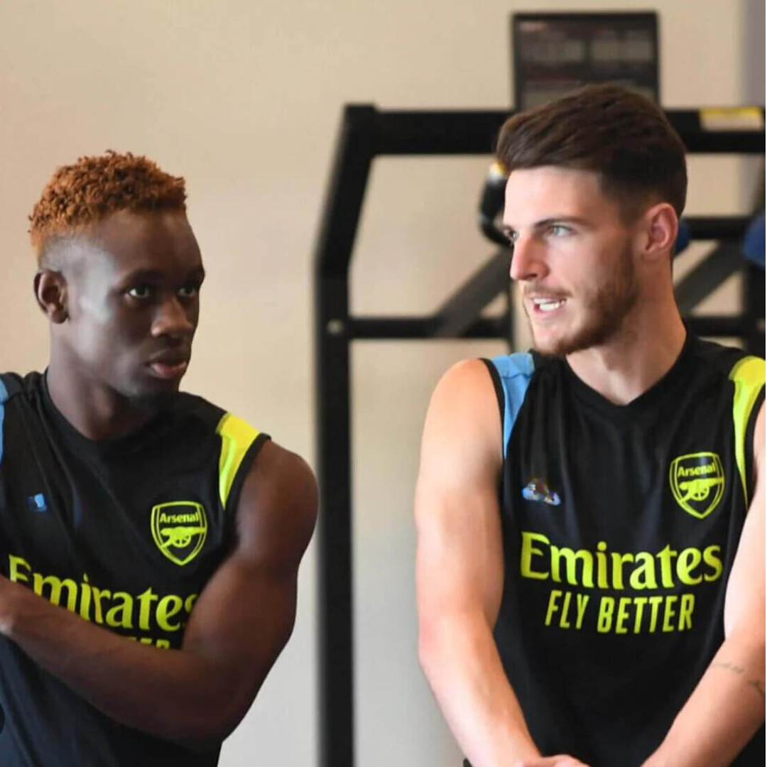 Conjunto de verano negro sin mangas de entrenamiento previo al partido del Arsenal 2023/2024