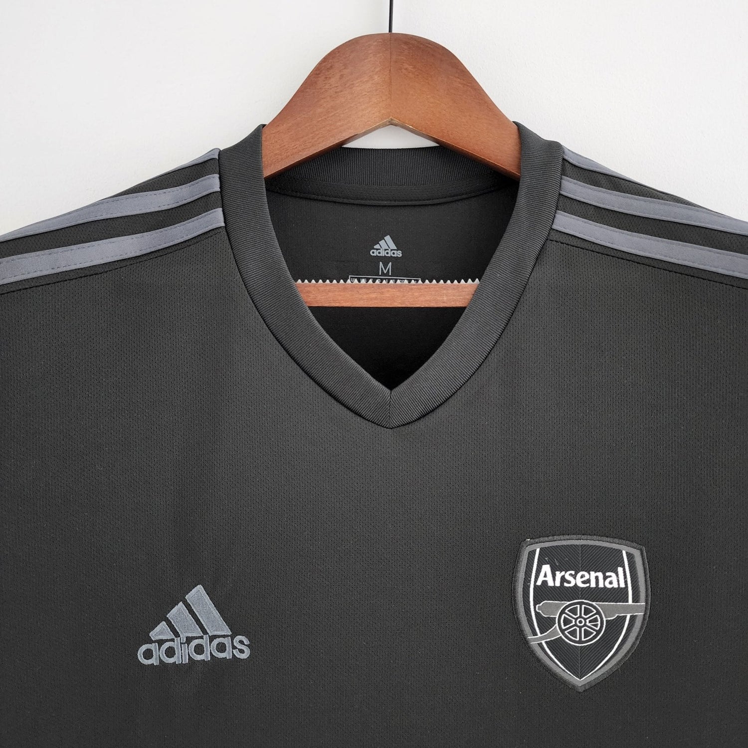 CAMISETA TOTALMENTE NEGRA DEL ARSENAL 22/23 (Entrenamiento previo al partido) 