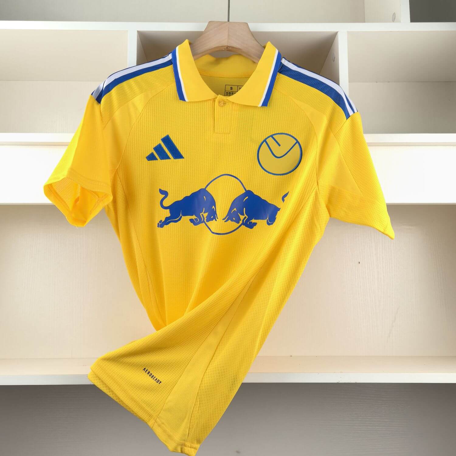 leeds away kit 24/25 jersey in motion